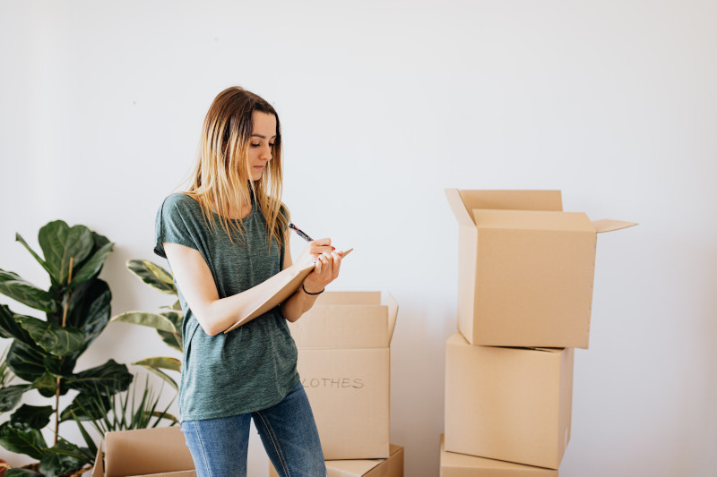 A woman moving out of her house by Karolina Grabowska on Pexels