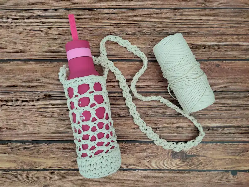 The finished product, crochet bottle carrier