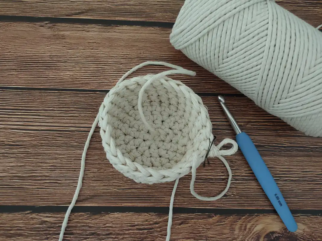 building up the base of the crochet bottle carrier