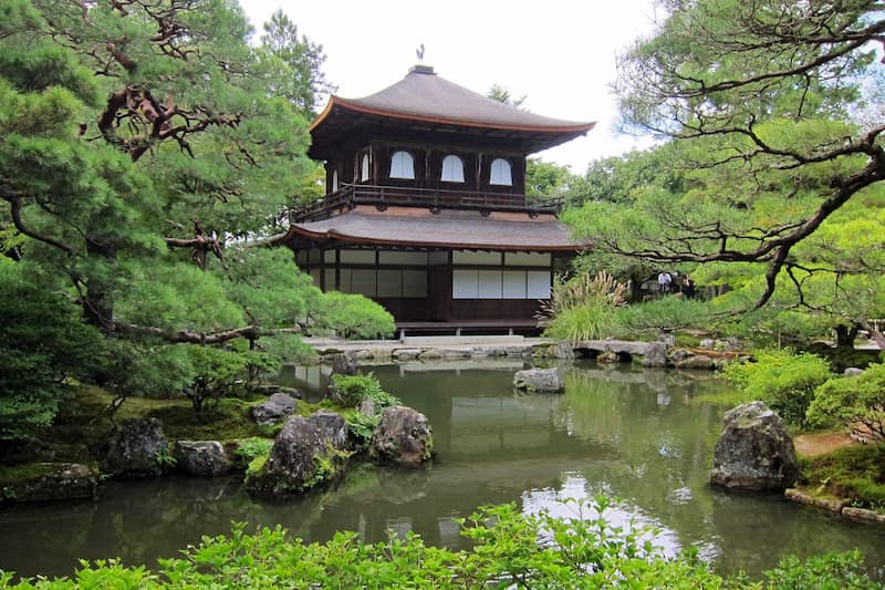 Ginkakuji, the silver temple, Kyoto. By Oilstreet - Own work, CC BY 2.5, https://commons.wikimedia.org/w/index.php?curid=23497582