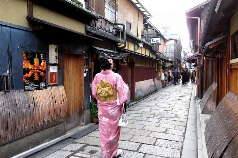 A geisha walking in the alley of Gion district, Kyoto. Image via Japan Travel