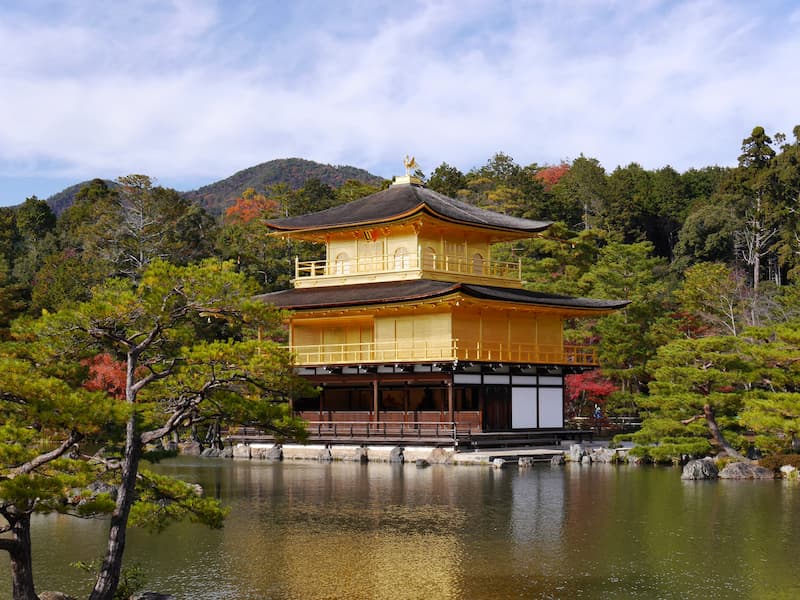 Kinkakuji, the golden temple overlooking lake. By Jaycangel - Own work, CC BY-SA 3.0, https://commons.wikimedia.org/w/index.php?curid=33554210